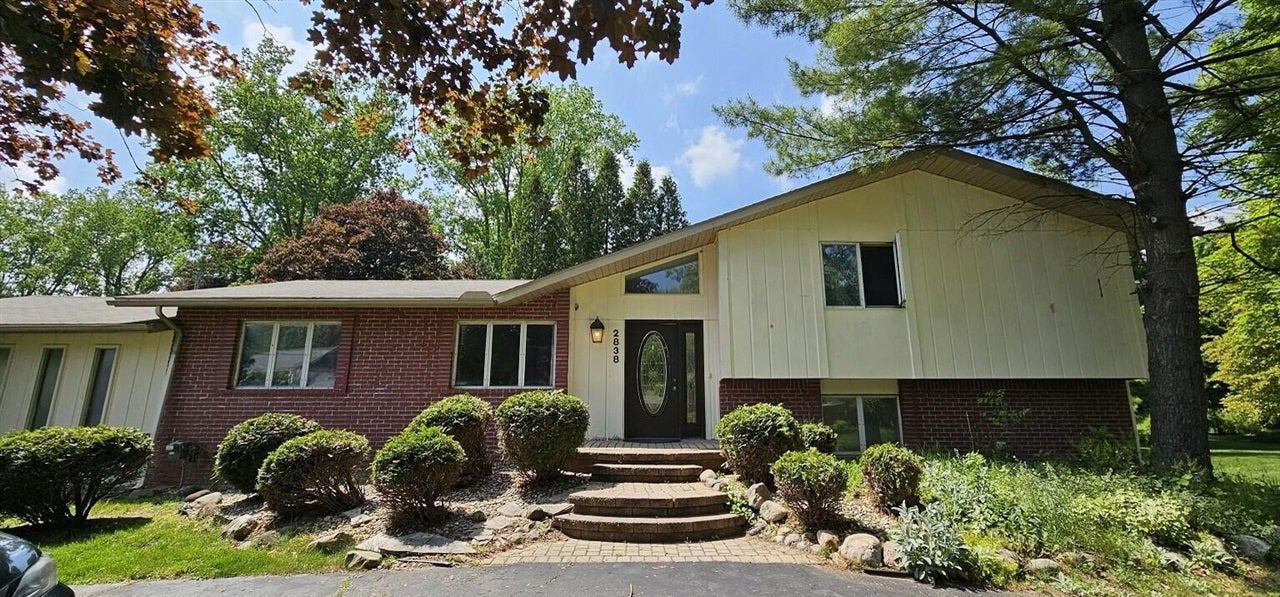 2838 Birchena Crescent — photo