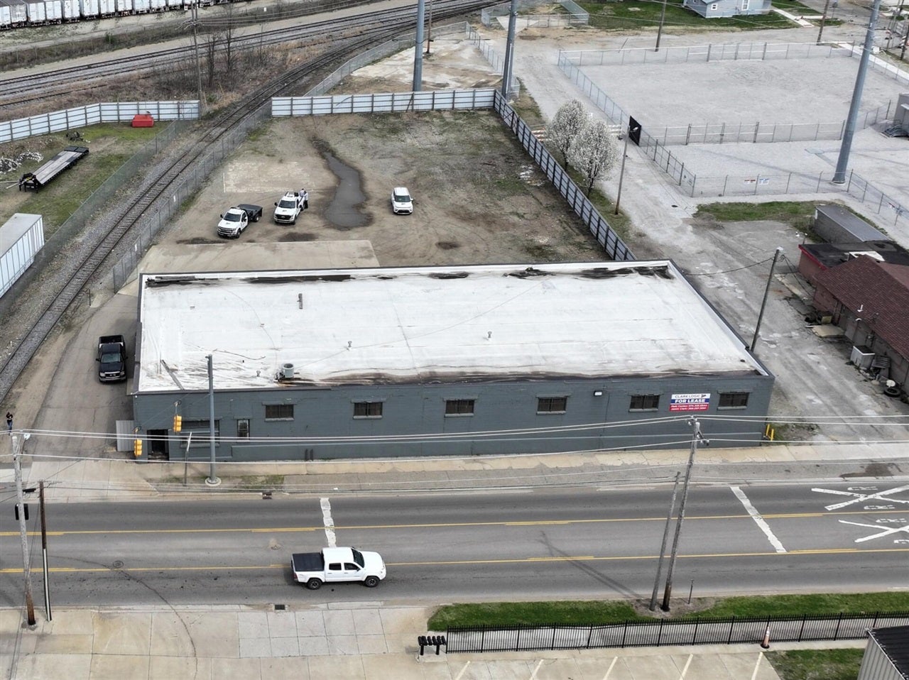 200 E Broadway Street — photo