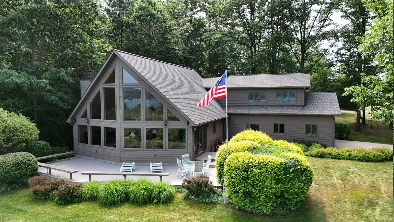 4821 Crescent Beach Road — photo