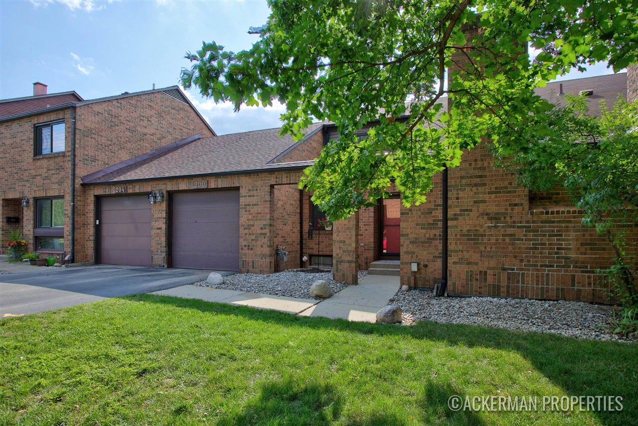 200 Heritage Commons Street — photo