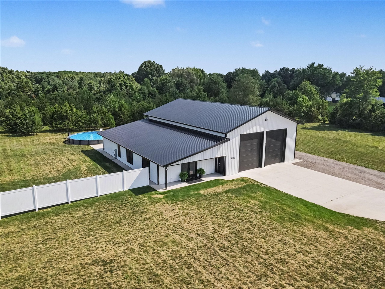 19061 M-60, Three Rivers, MI 49093
