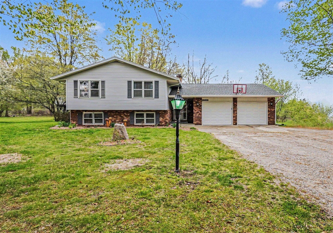 20420 Thornapple Lane — photo