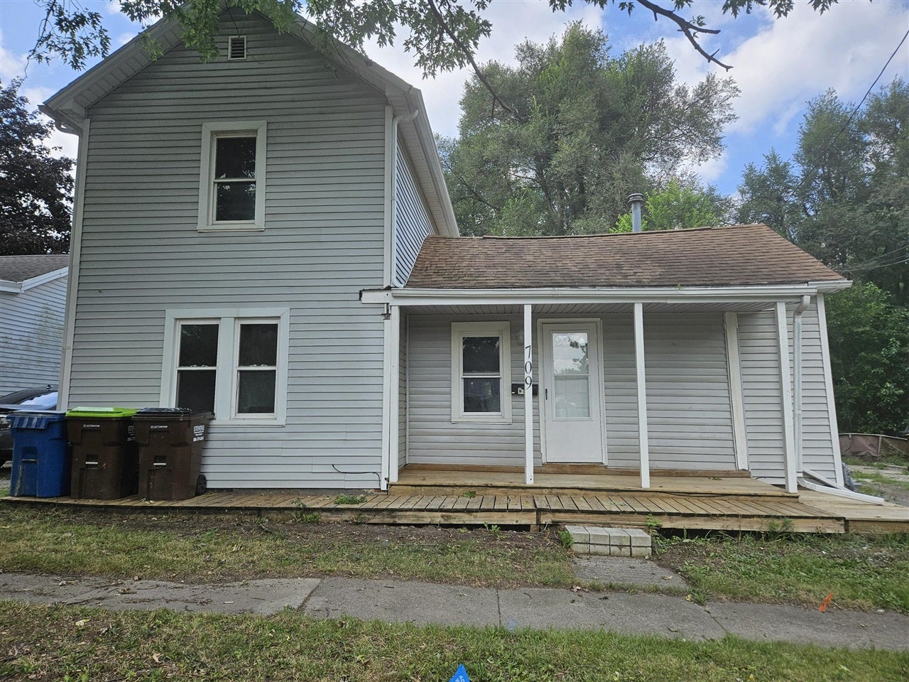 709 N Locust Street — photo