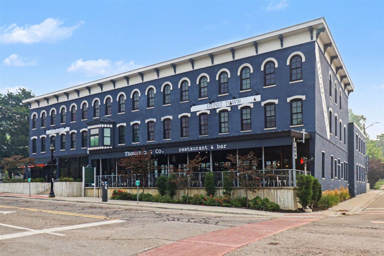 400 N River Street — photo
