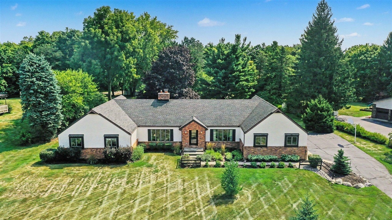 8569 Roundhill Court — photo