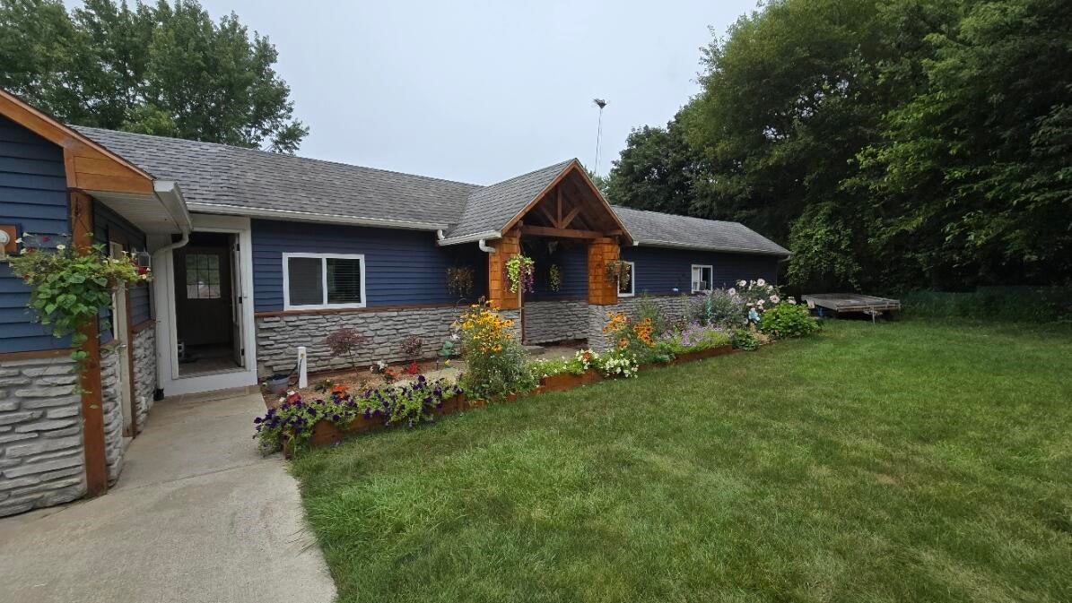 11118 E Grand River Avenue — photo