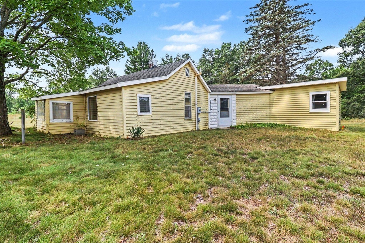 10553 N US 31 — photo