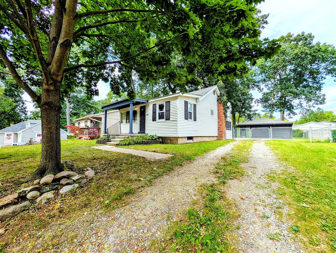 3918 Mapleleaf Road — photo