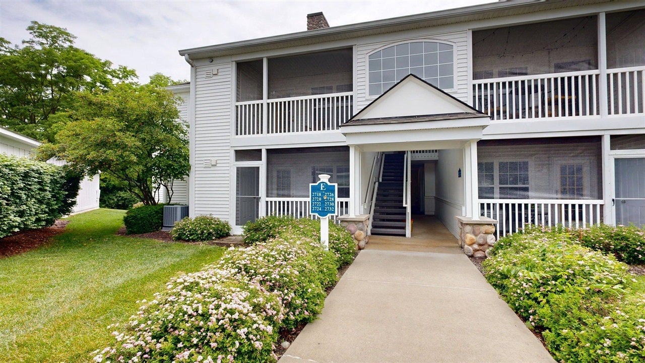 2718 S Knightsbridge Circle — photo