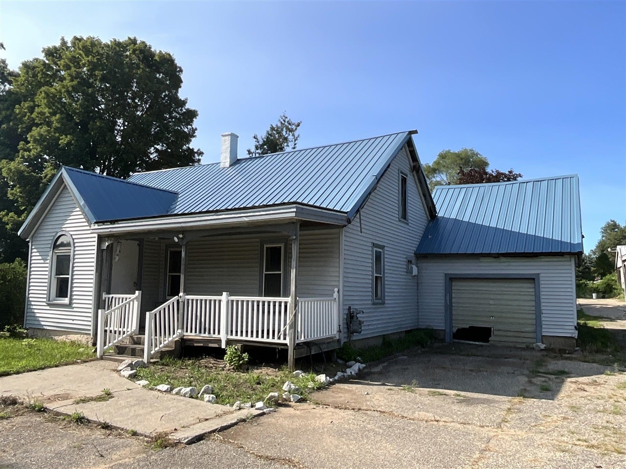 2031 10 Mile Road — photo