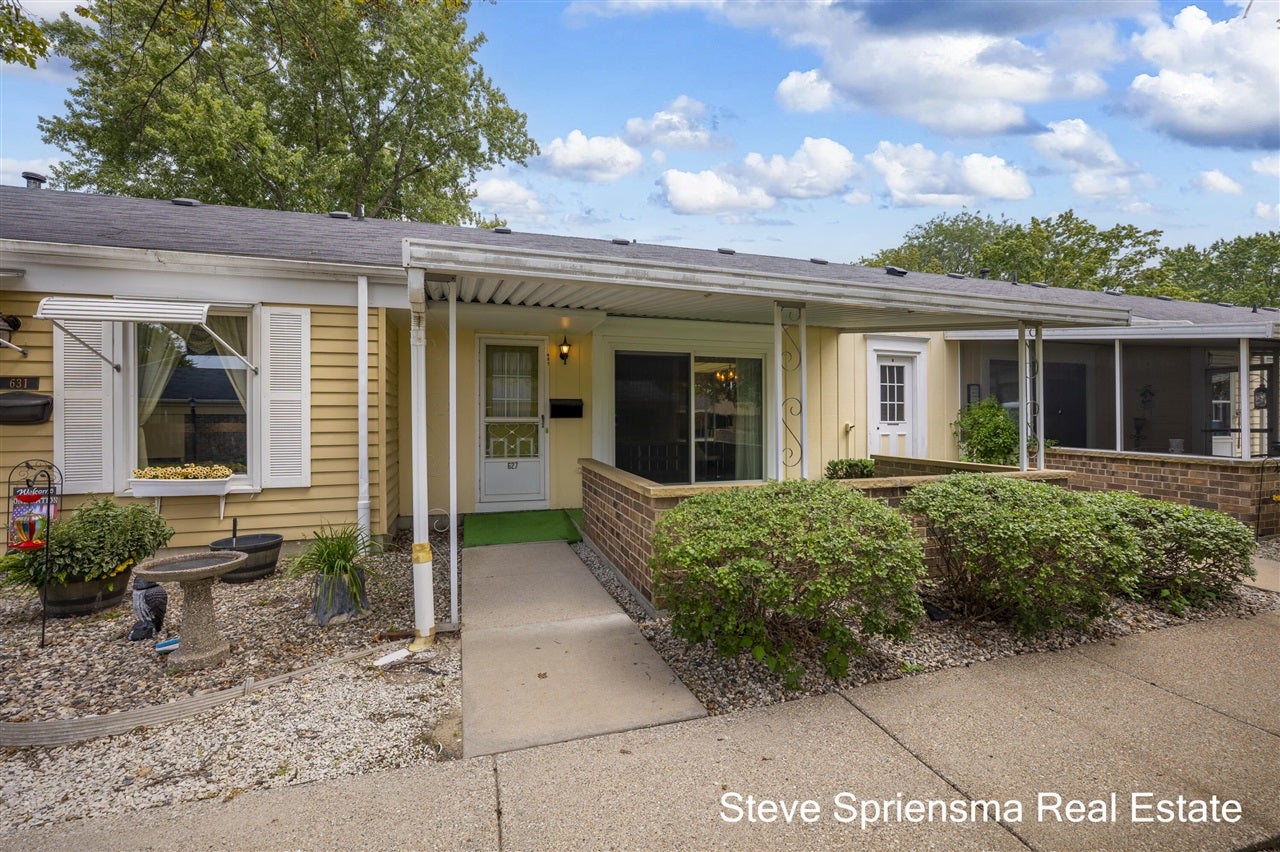 627 Carriage Lane — photo