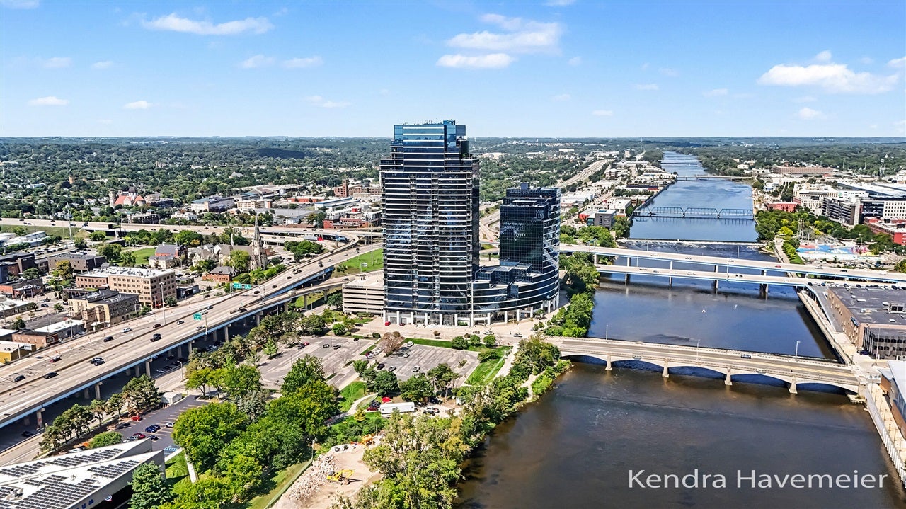 335 Bridge Street 2305 — photo