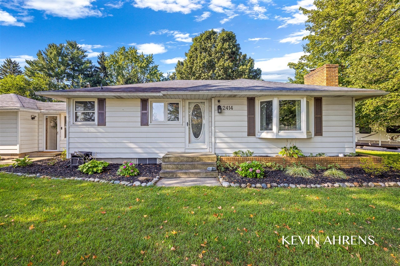 2414 Barry Street — photo