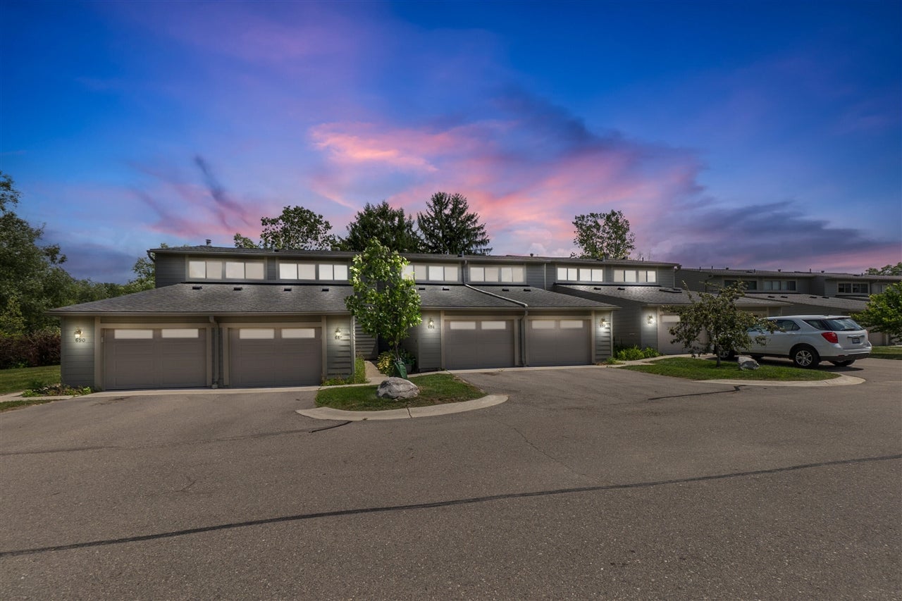 690 Peninsula Court — photo