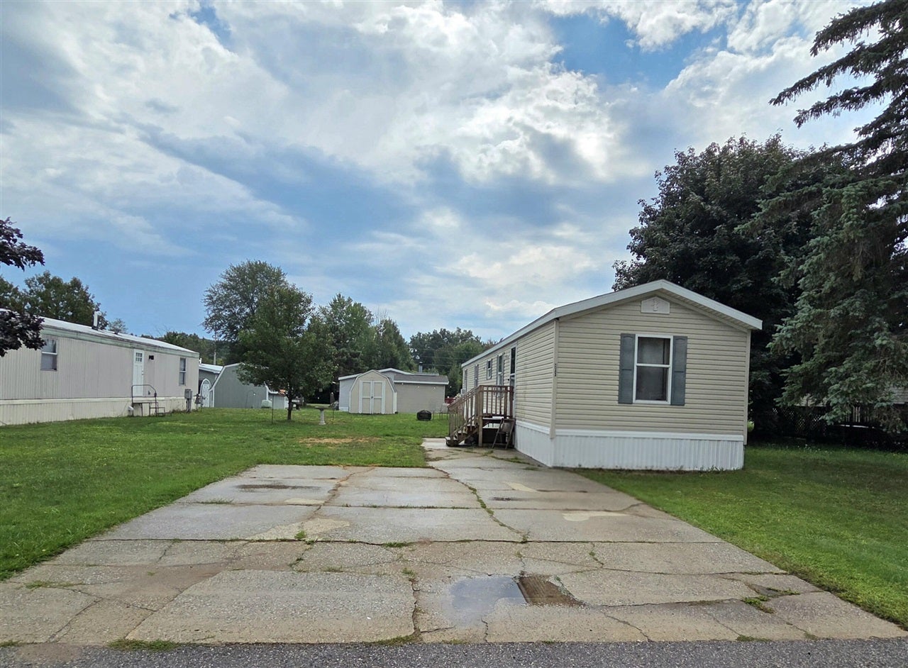 111 Maple Court — photo