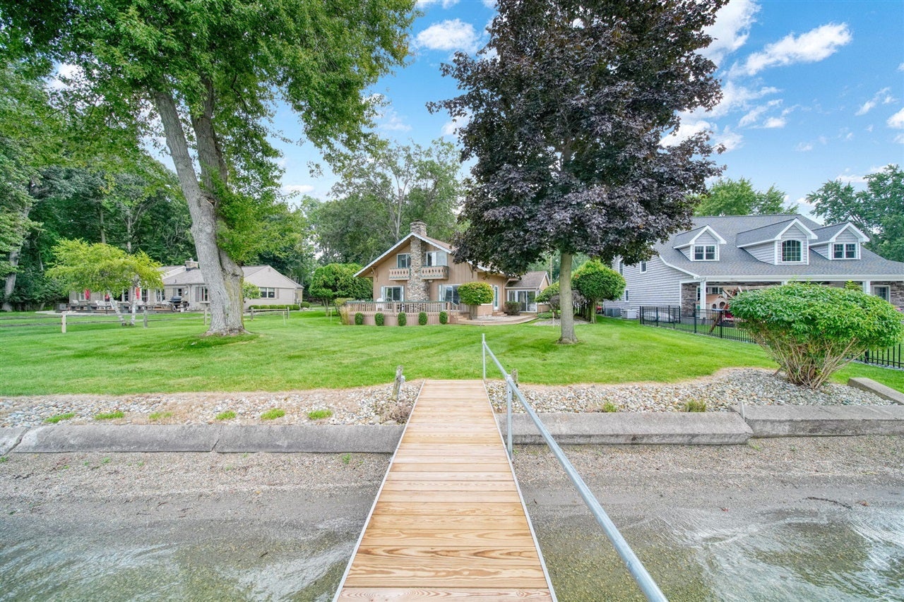 5056 Lakeshore Drive — photo