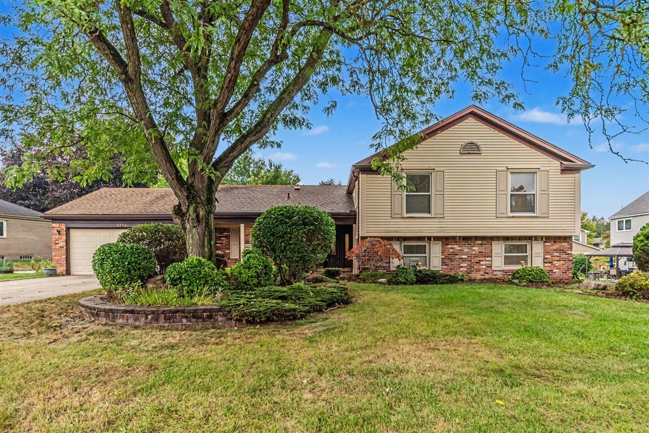 42021 Banbury Court — photo