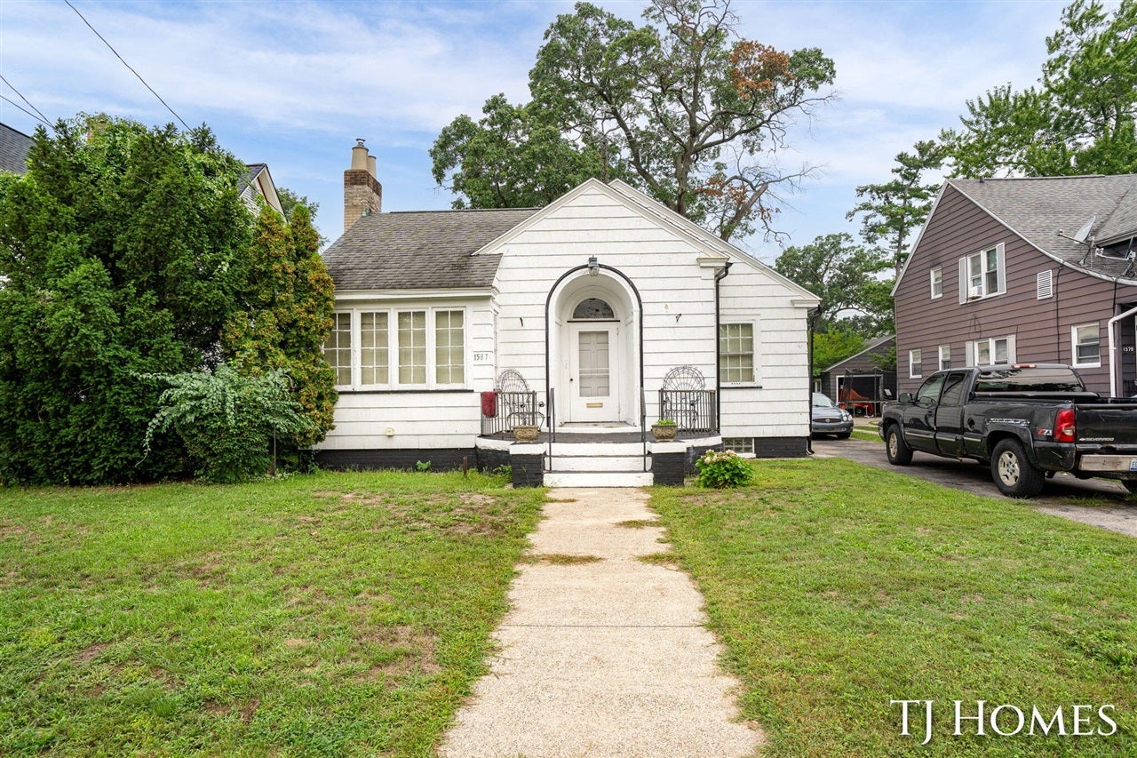 1587 Peck Street — photo