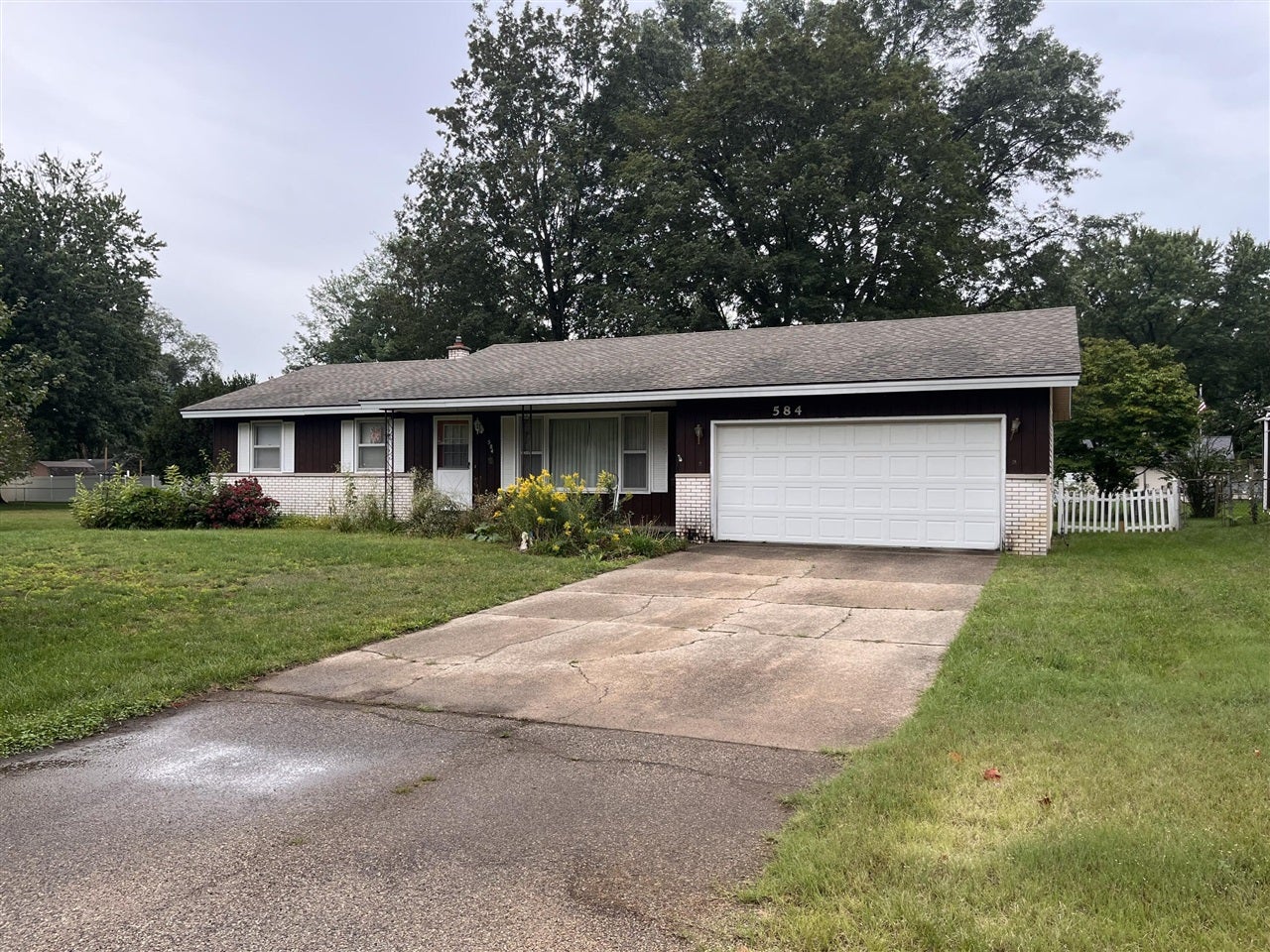 584 Pineview Drive — photo