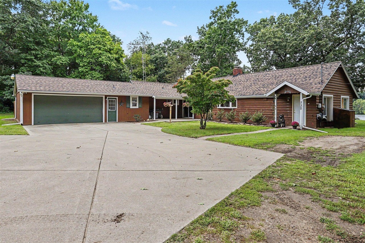 732 Community Drive — photo