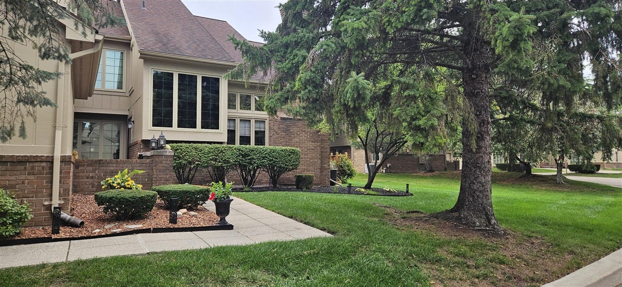 37676 N Laurel Park Drive 70 — photo