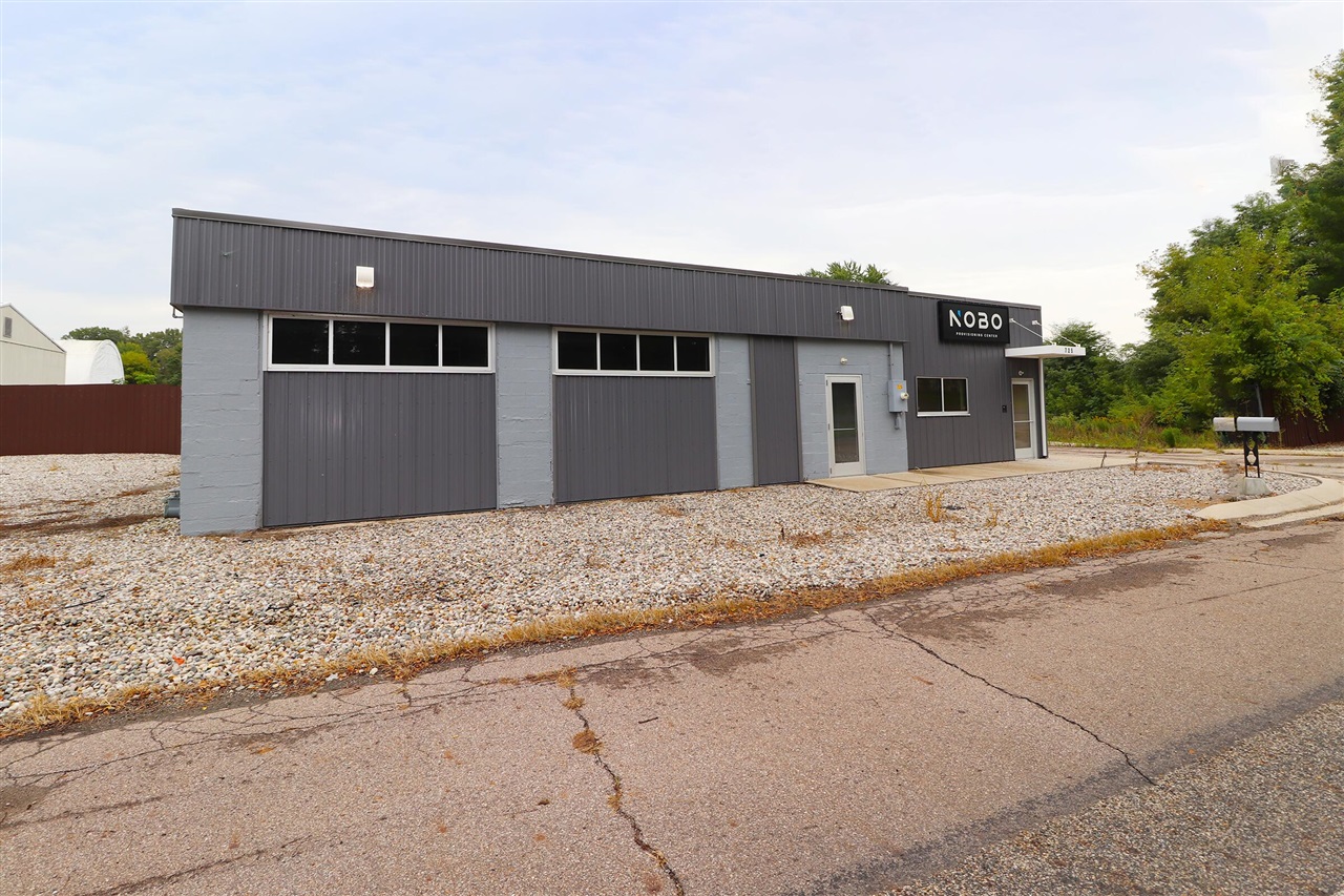 725 Main Street — photo