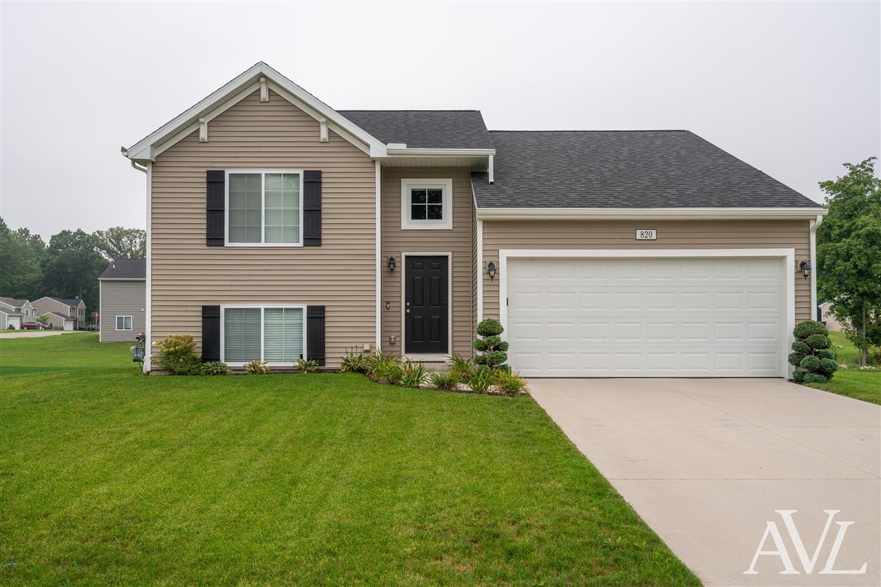 820 Harvest Drive — photo