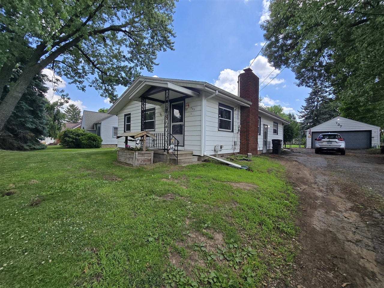 737 Royal Drive — photo