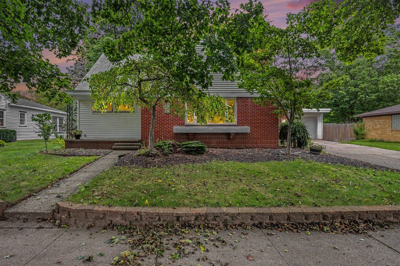 333 E Oak Street — photo