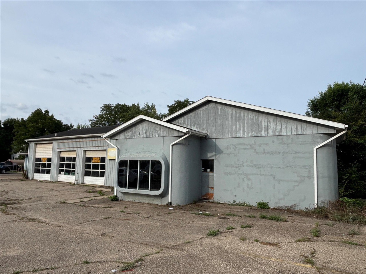901 Riverview Drive — photo