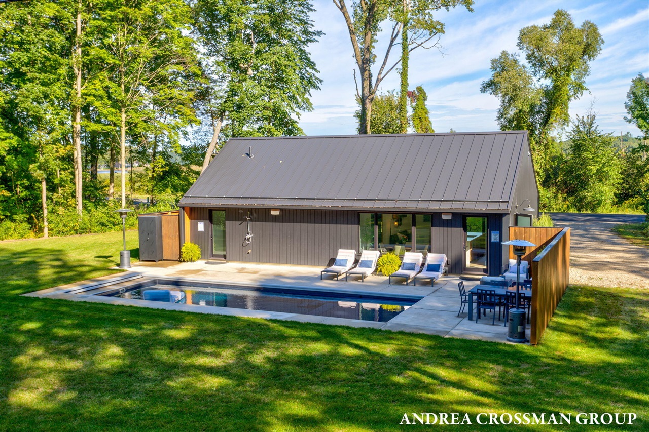 6346 Riverside Road — photo