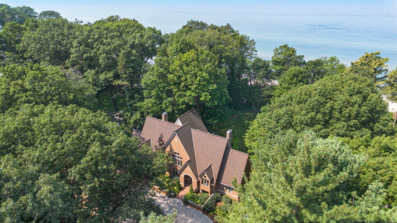 5285 N Lakeshore Drive — photo