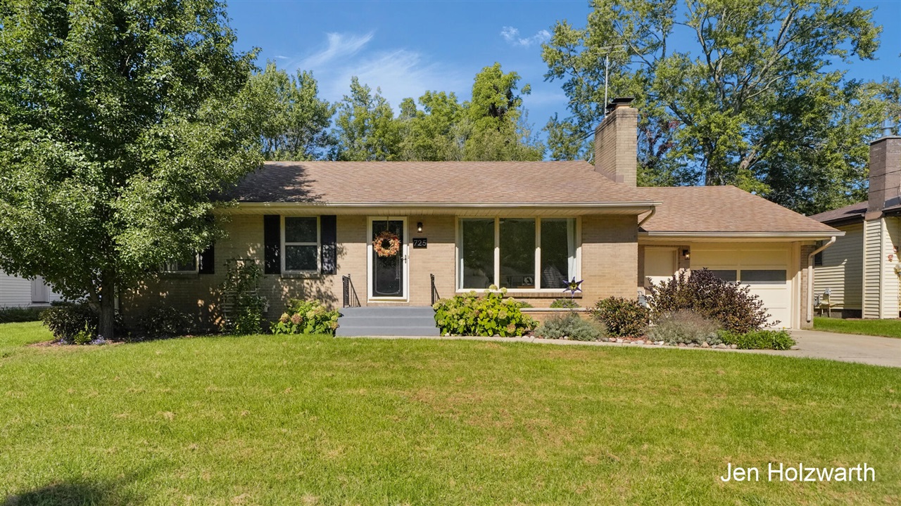 725 Parkway Drive — photo
