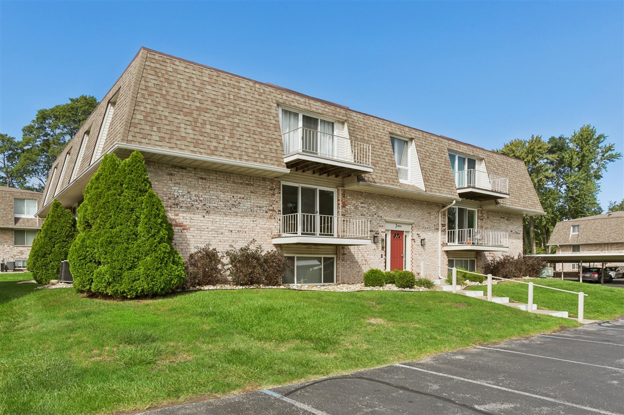 3614 N Lakeshore Drive Unit J5 — photo