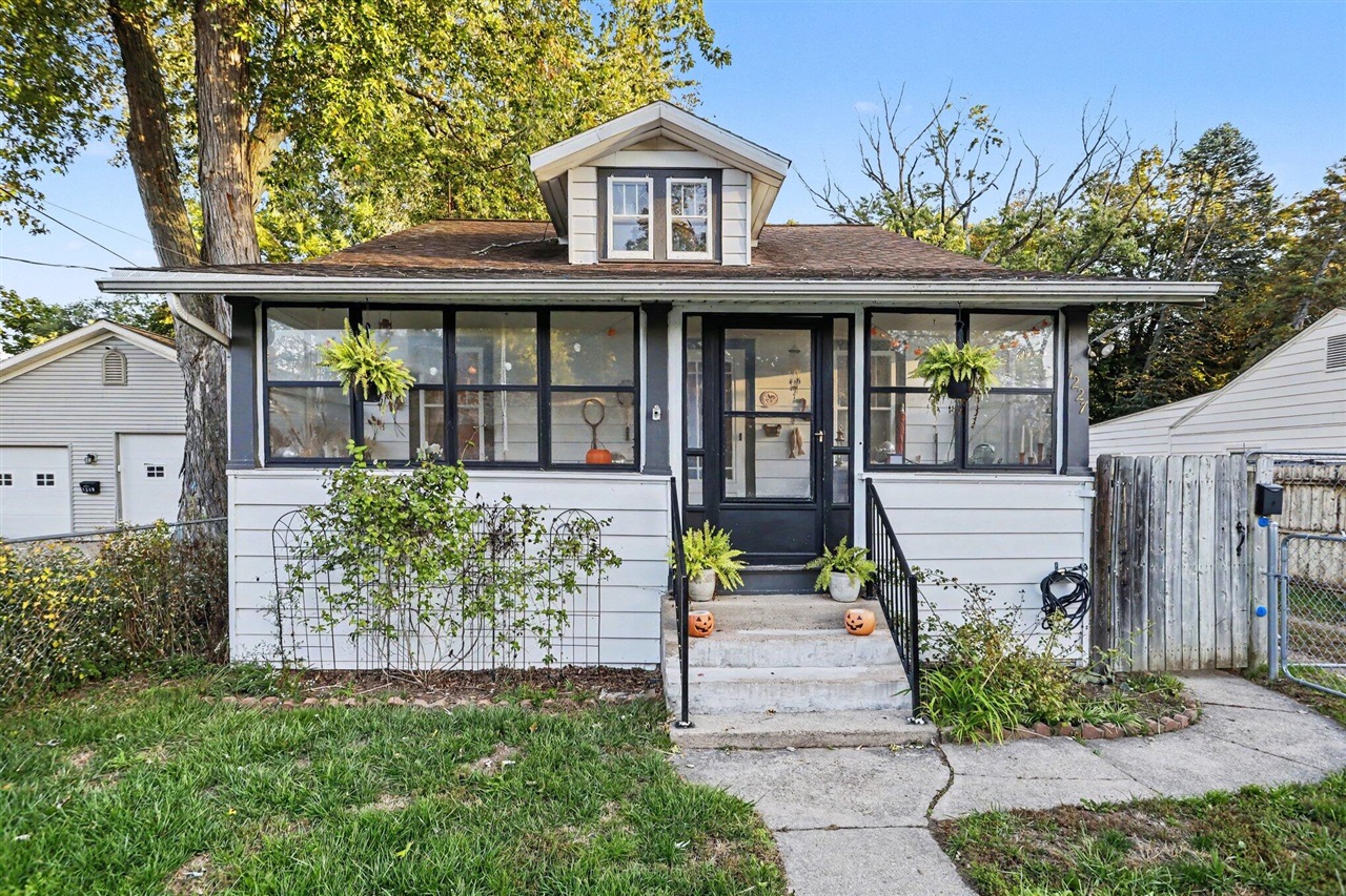 1227 E Alcott Street — photo
