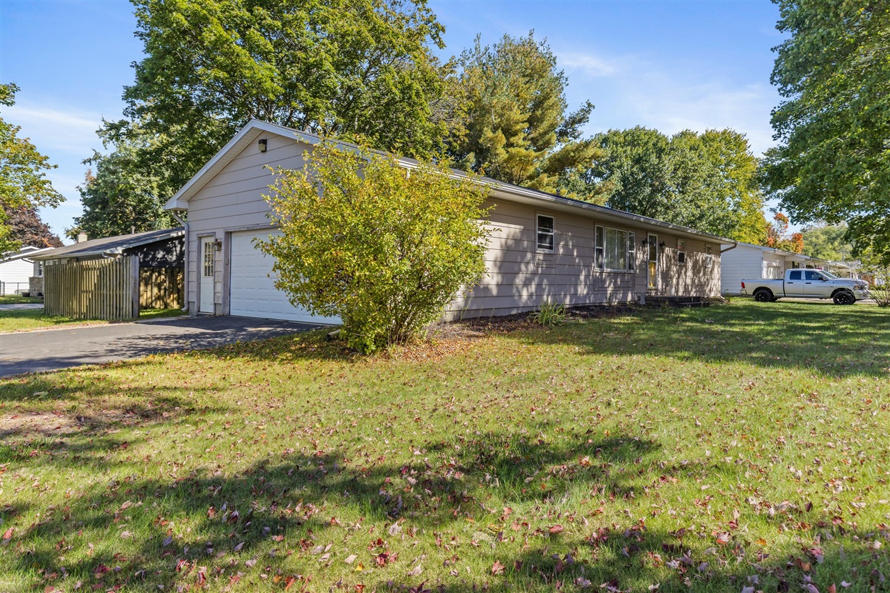 704 E Oak Street — photo