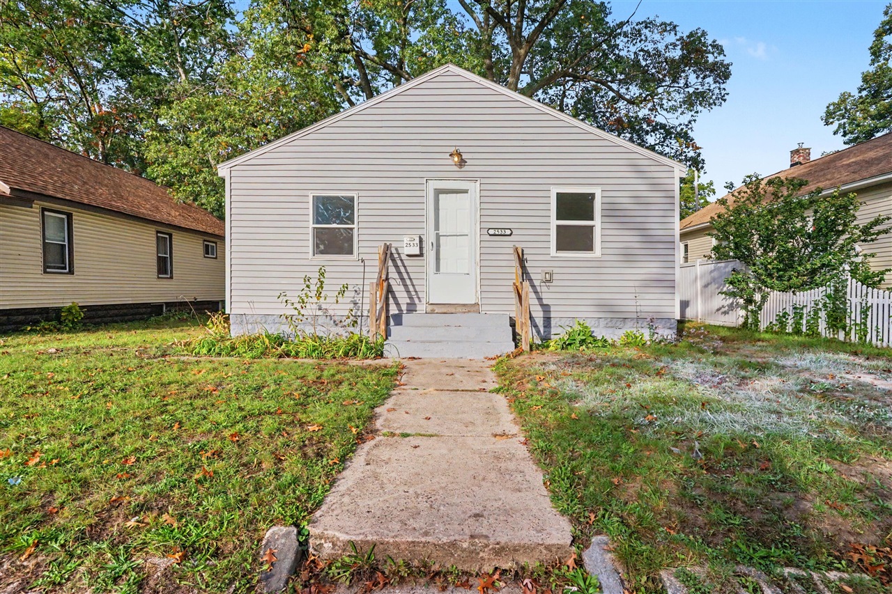 2533 Howden Street — photo