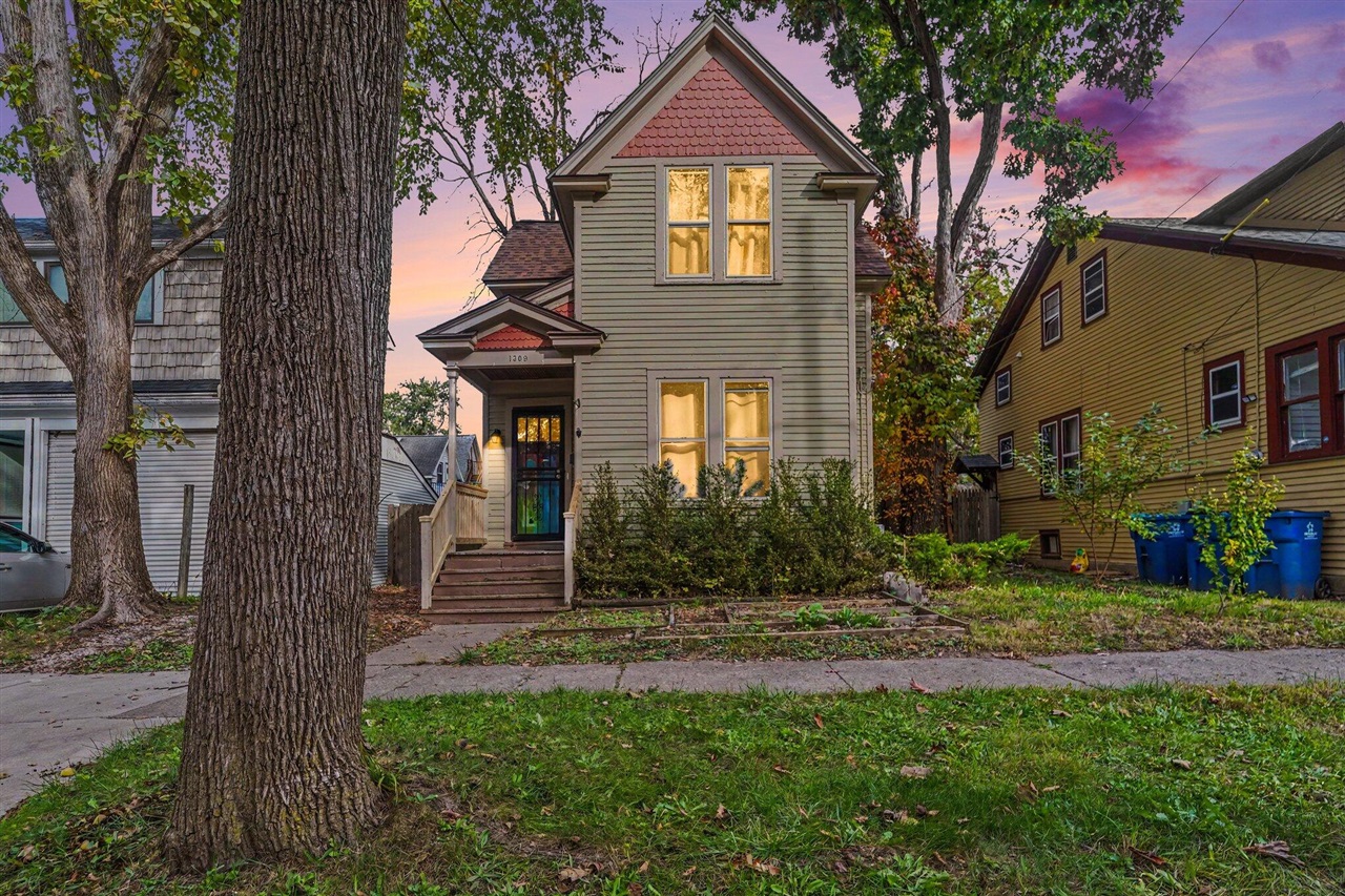 1309 Oak Street — photo