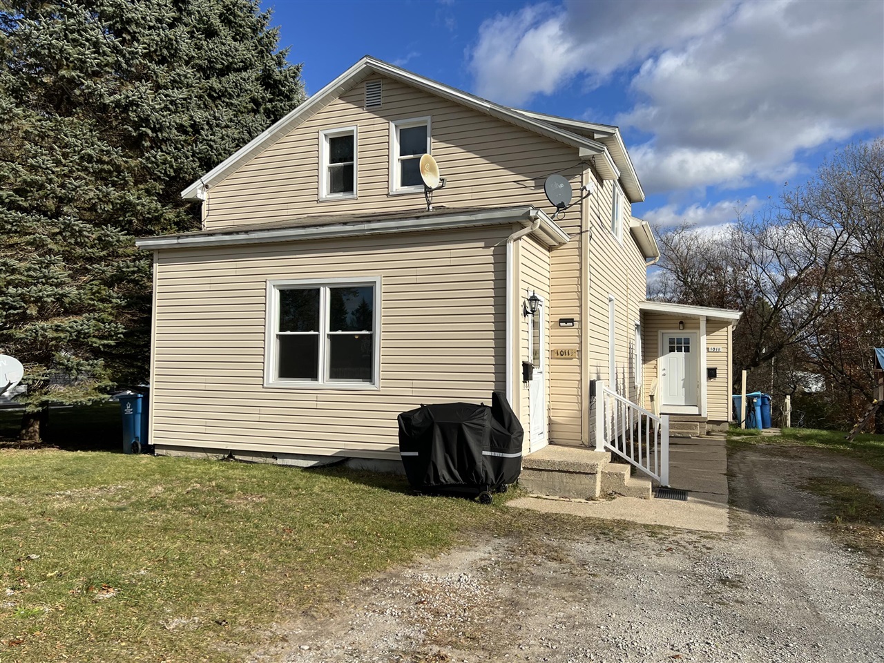 1011 Robinson Street Unit: 1/2 — photo