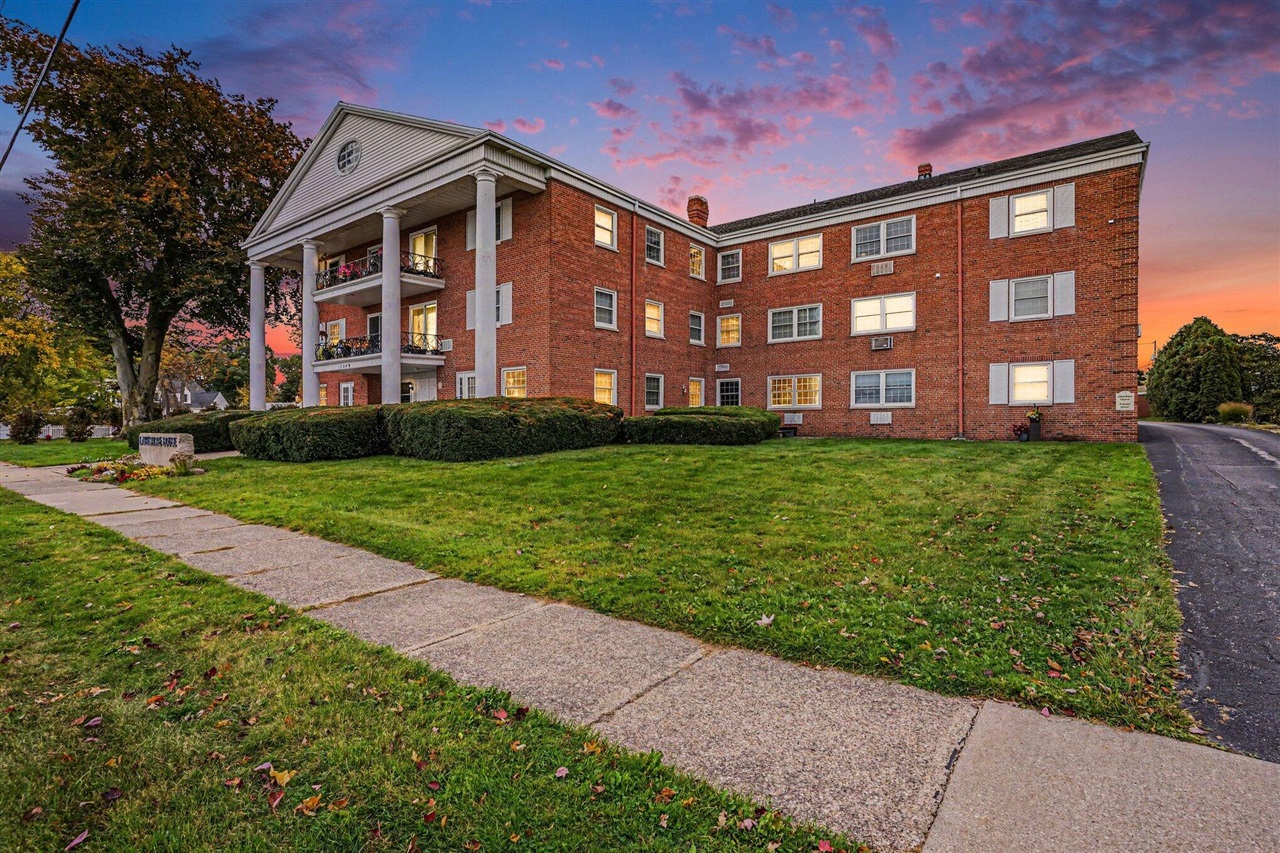 1249 Lakeshore Drive — photo