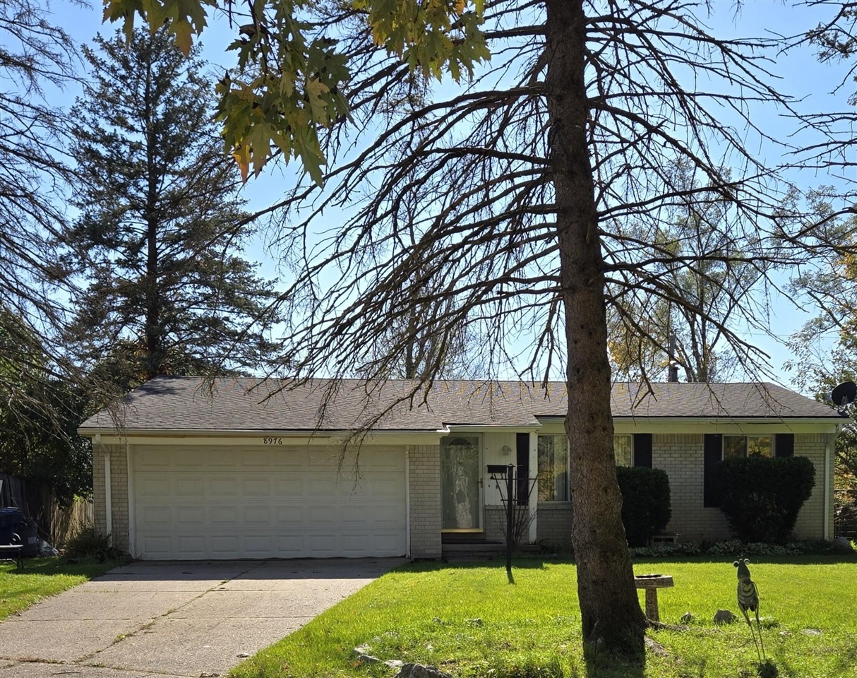 8976 Oxford Court — photo