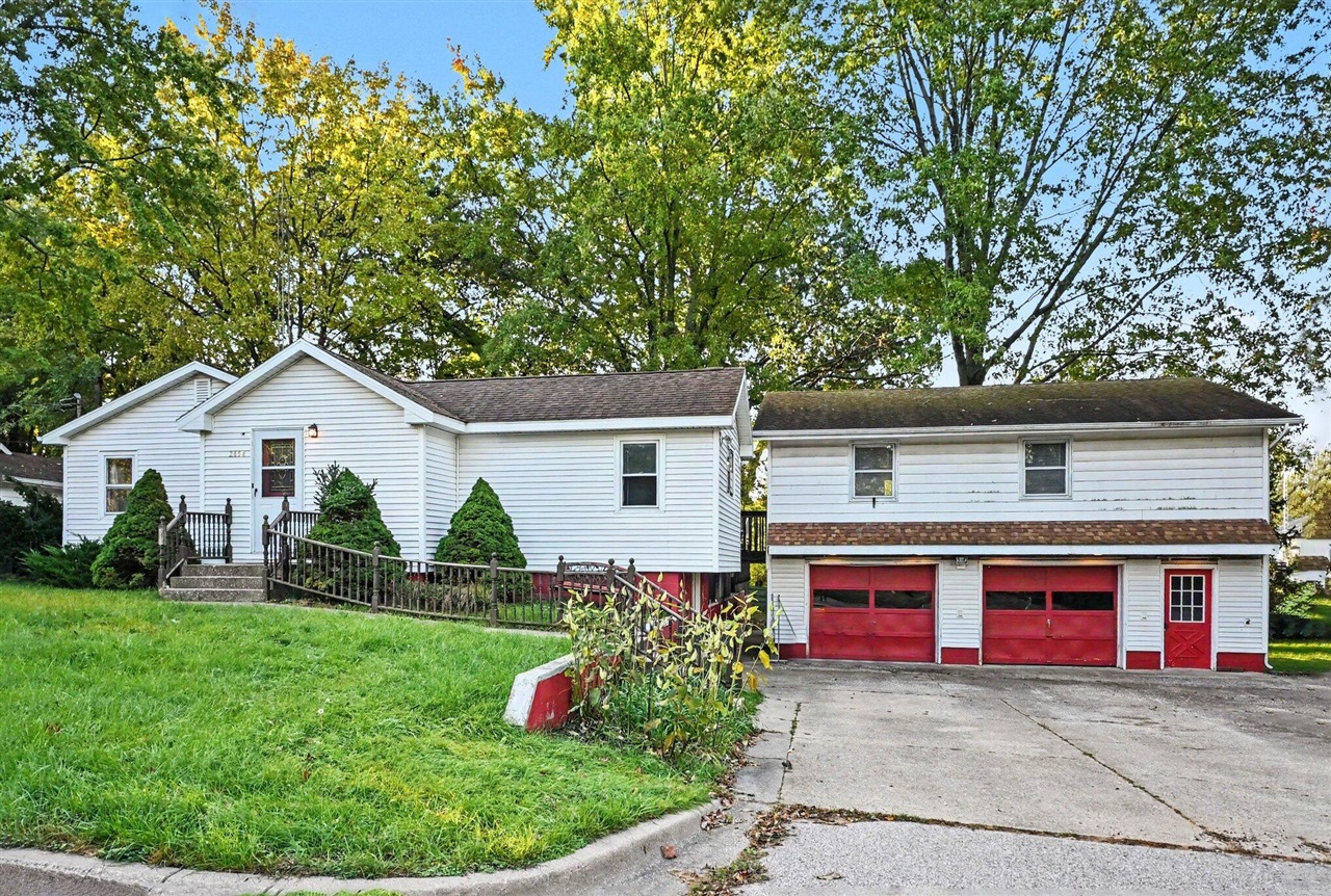 2854 Oak Street — photo