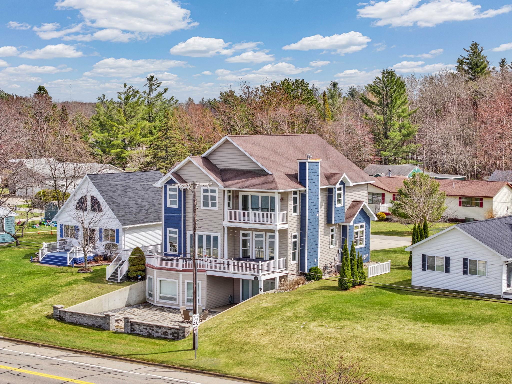 2121 Sunnyside Drive — photo