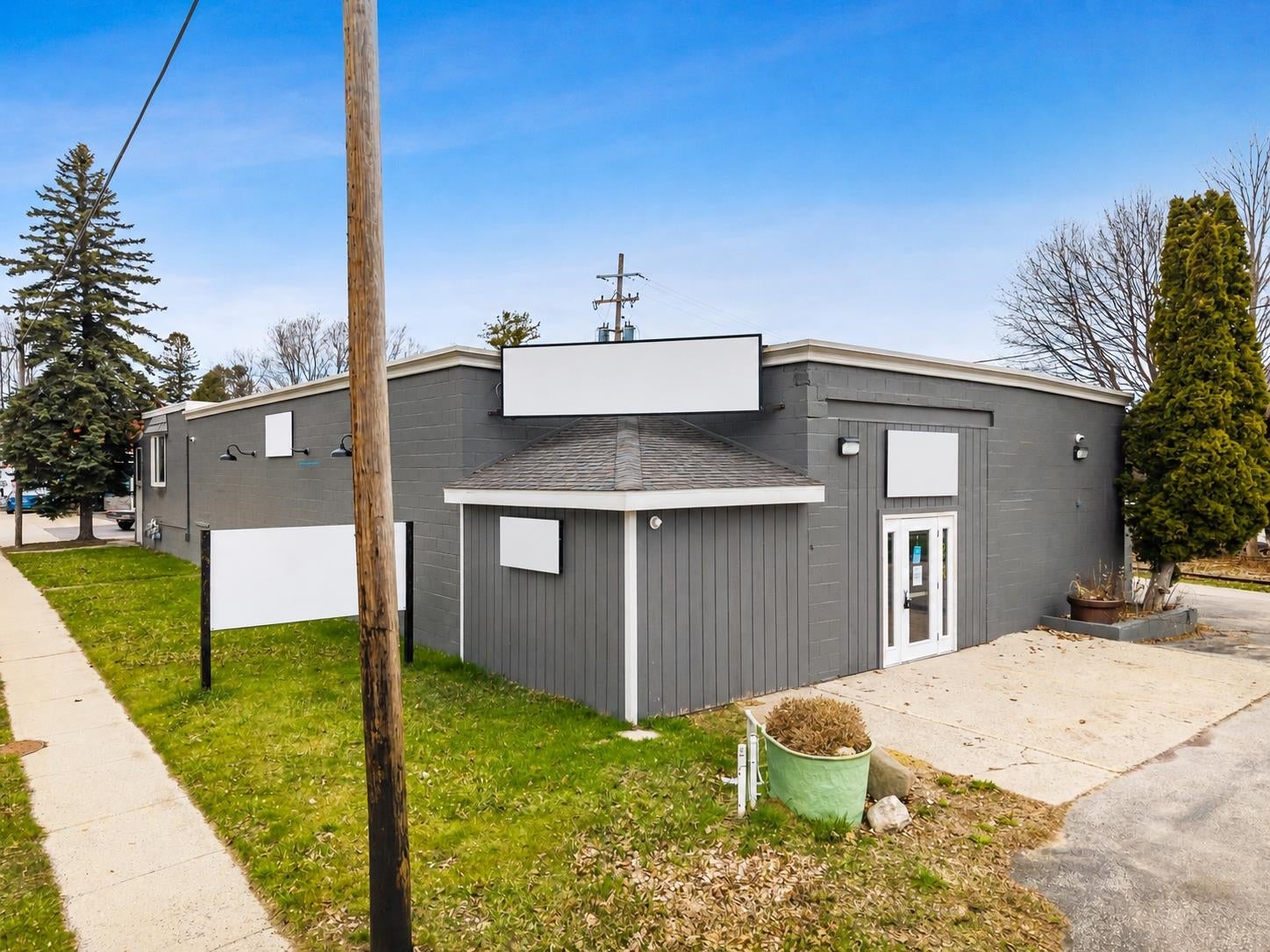 108 N US-23 — photo