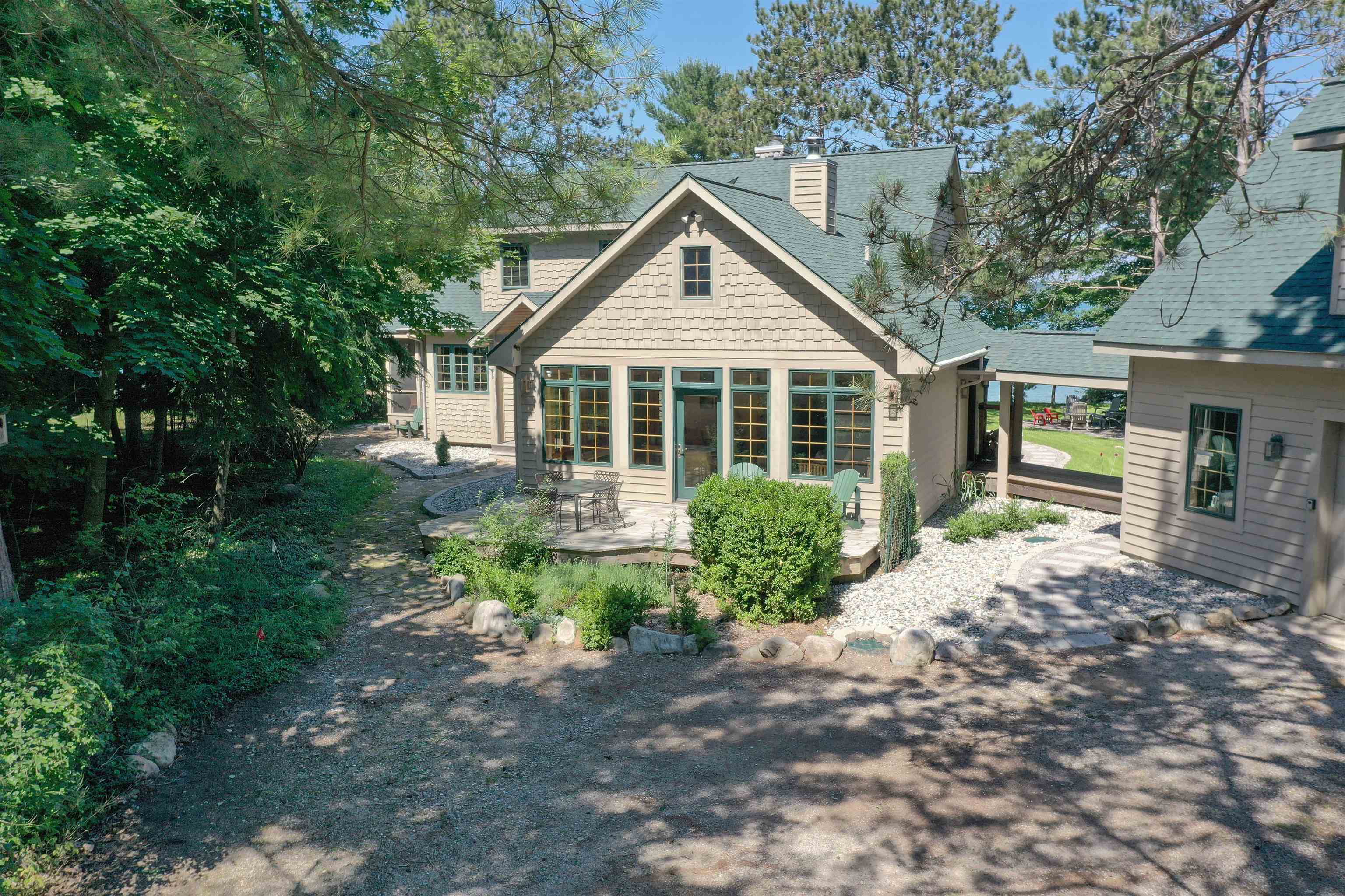 8431 Drake Lane — photo