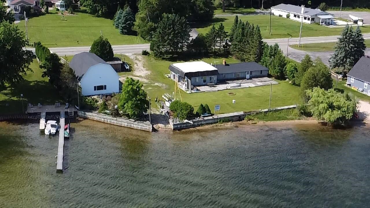 4472 Crescent Beach Road — photo