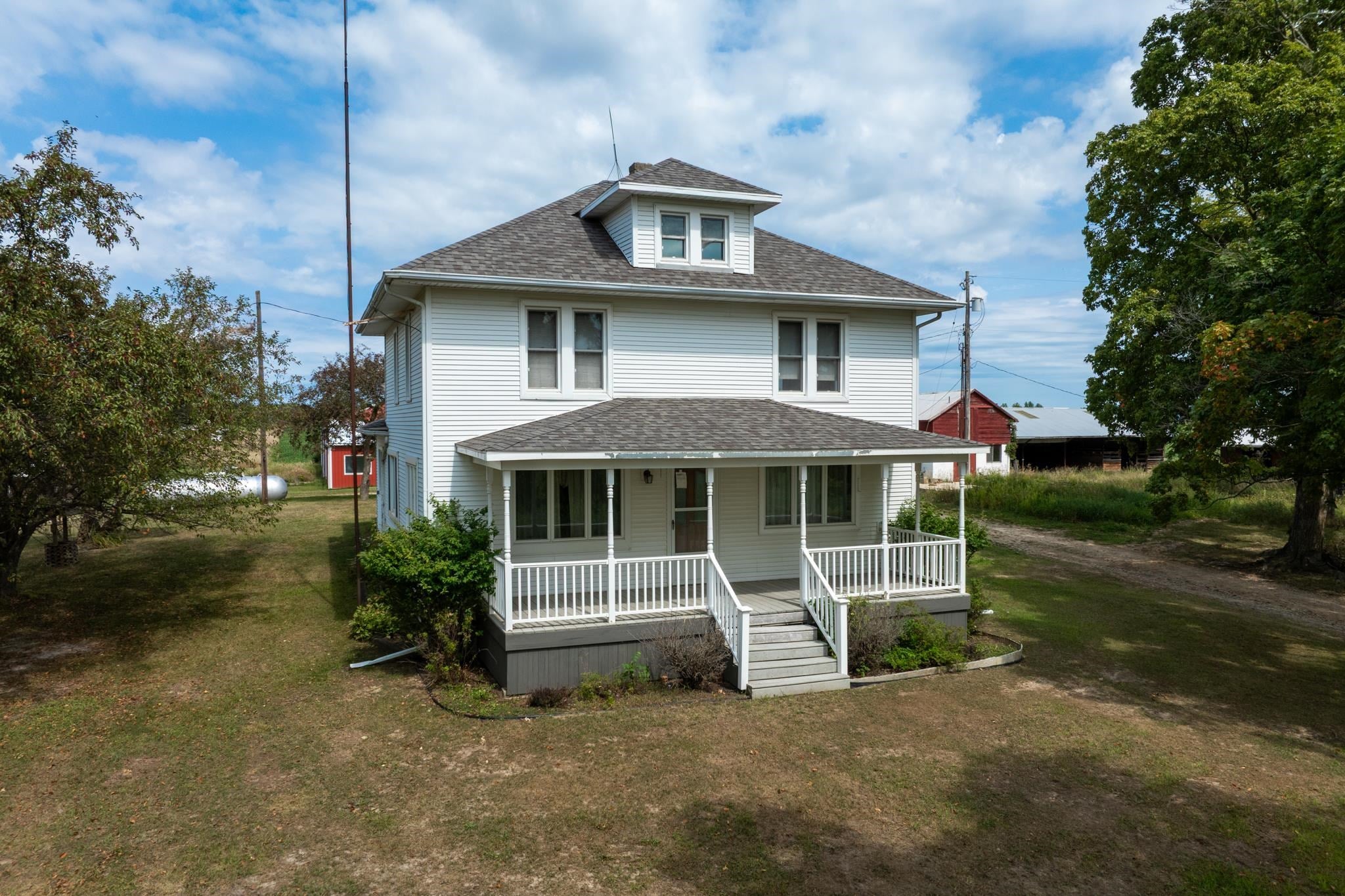 402 W Chapman Road — photo