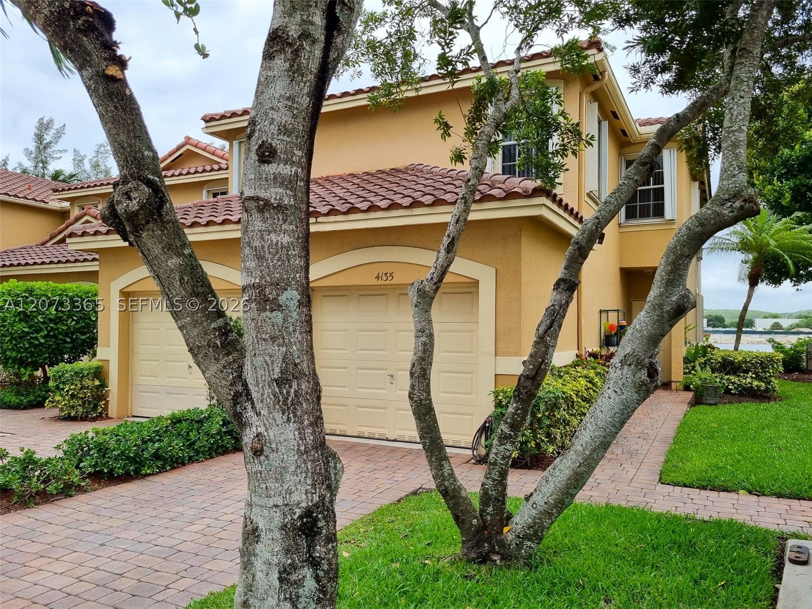 4135 Crystal Lake Dr — photo