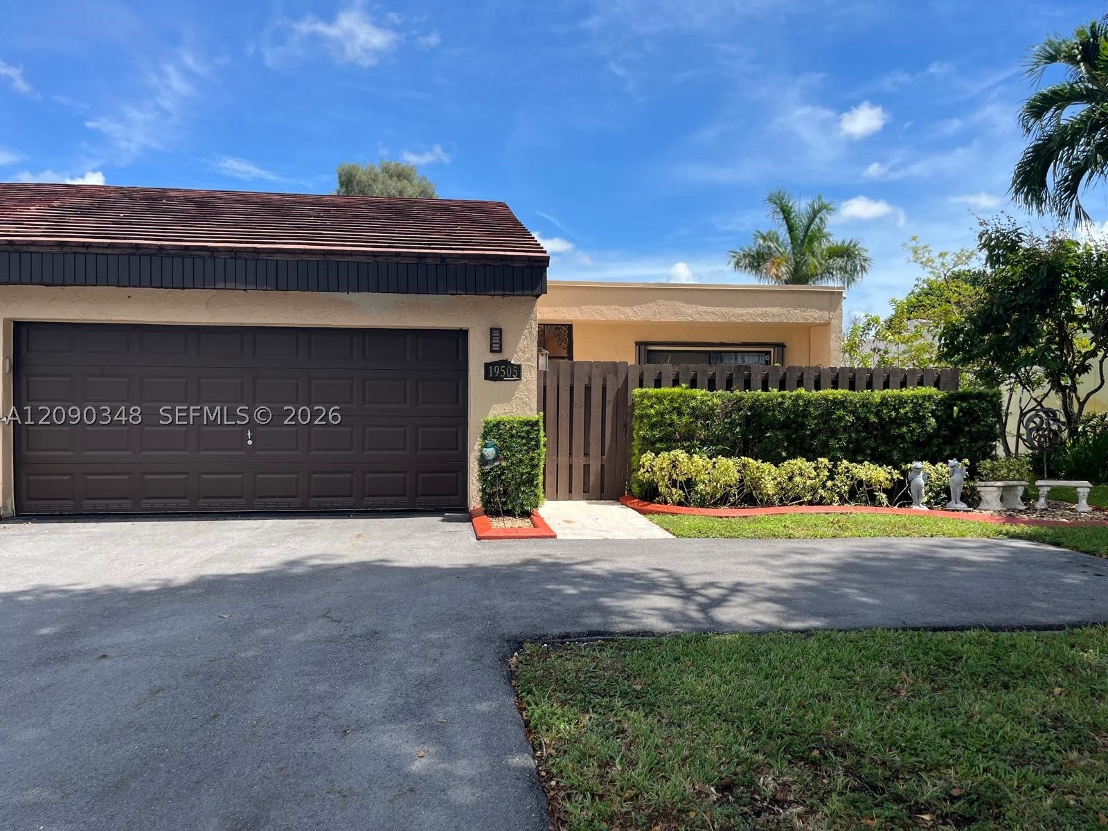 19505 E Lake Dr — photo