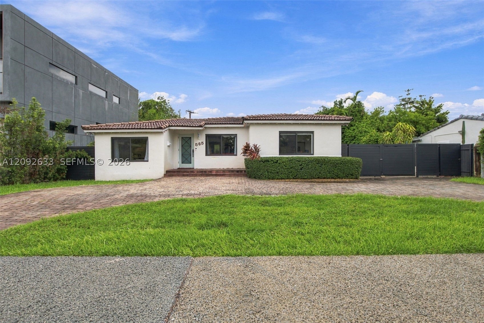 565 East Dr — photo